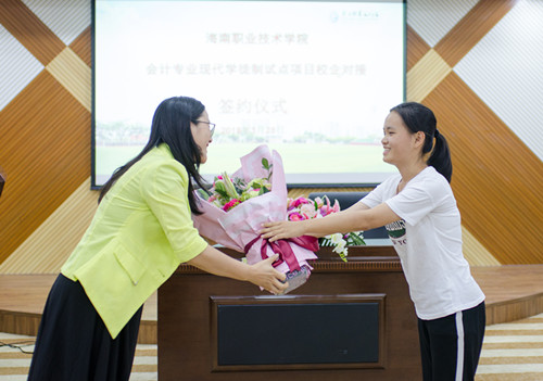 员工学徒代表向企业师傅献花（永利app入口供图）_副本.jpg